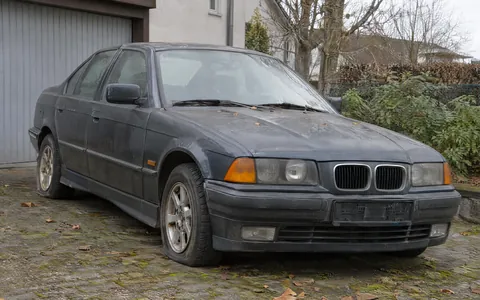 Abgemeldetes Auto ohne Kennzeichen mit abgelaufener HU-Plakette