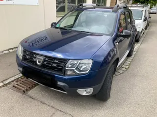 Dacia Duster 2015, SUV in dunkelblau