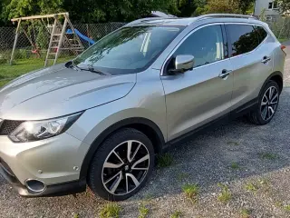 Nissan Qashqai 2015, SUV in silber