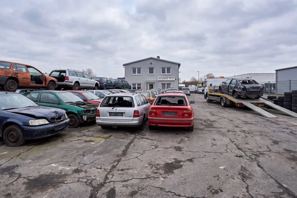 Autoverwertung bei Autoankauf Meyer: Schrottauto abholen mit dem Transporter