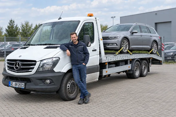 Abschleppwagen von Autoankauf Meyer mit angekauftem Fahrzeug auf dem Betriebshof